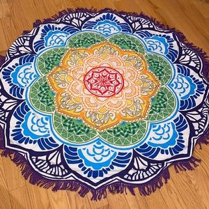 Light weight scalloped beach/yoga sheet